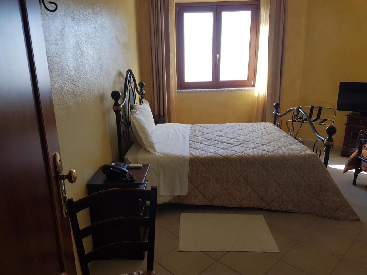 Le Tre Rose Hotel Bono  Bagian luar foto