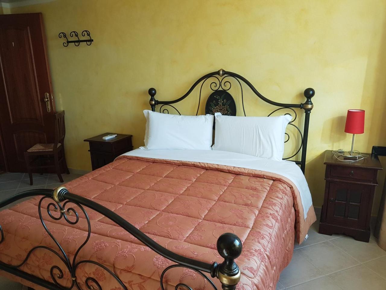 Le Tre Rose Hotel Bono  Bagian luar foto